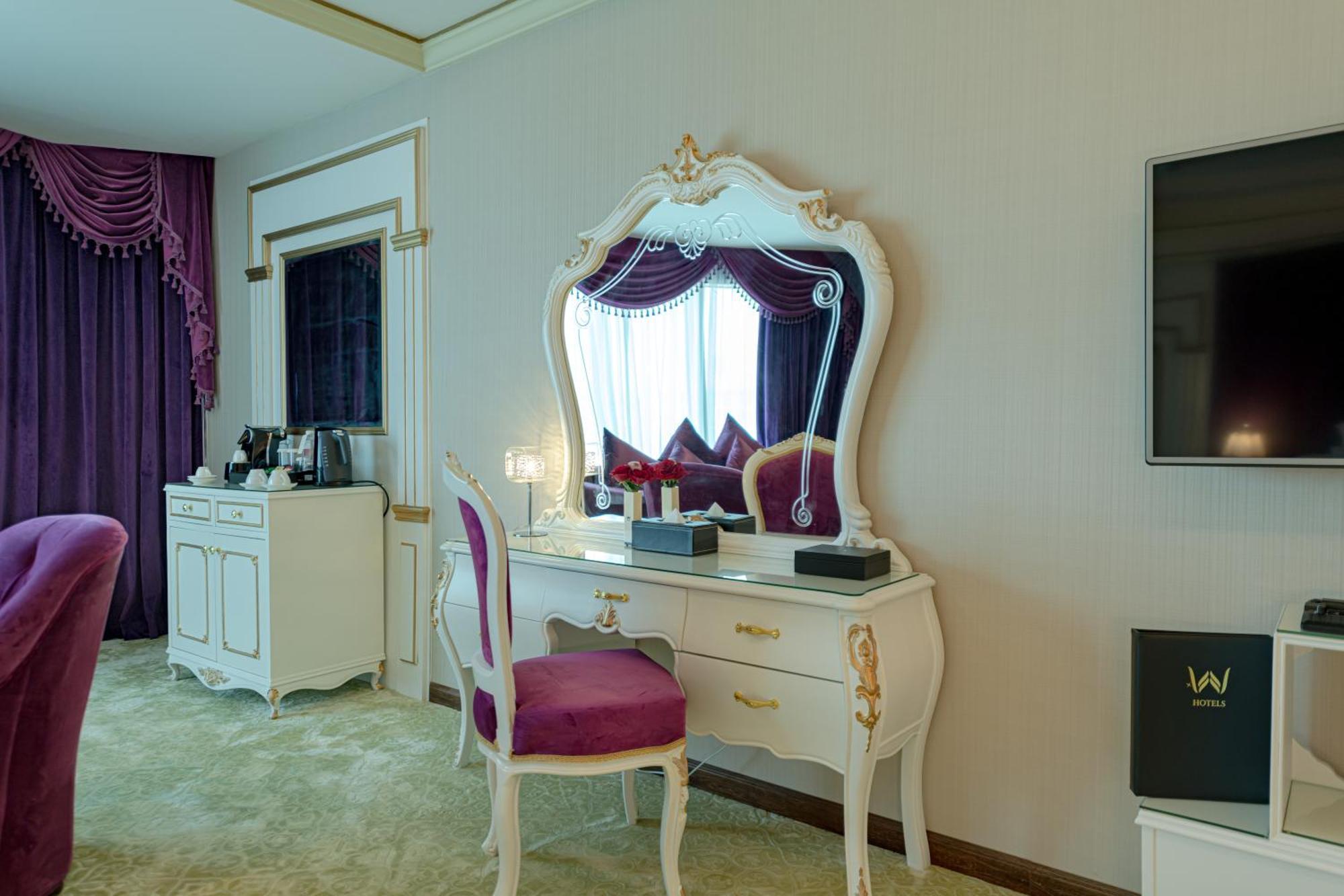 Executive Suite panoramic view Jacuzzi